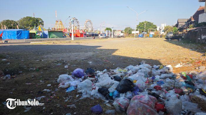 ALUN ALUN SELATAN - Suasana Sekaten di Alun-alun Selatan, Kota Solo, Jawa Tengah. Tumpukan sampah Pasar Malam Sekaten terlihat berserakan di sisi selatan barat Alun-Alun Selatan Solo, Kamis (27/8/2026) sore.