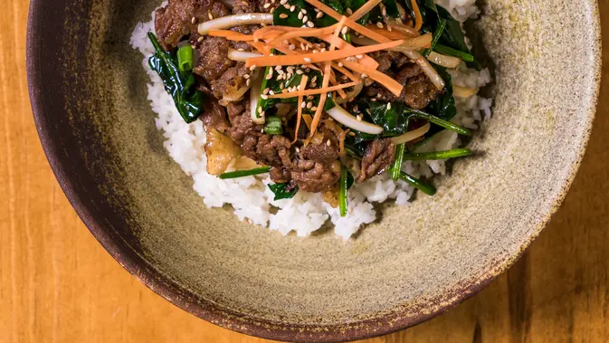 Dengan tampilanya yang menarik, bibimbap bisa menjadi bekal makan siang yang membuat anak lebih bersemangat menyantap sayuran. (Foto/dok: Pexels/Luis Becerra Fotógrafo)