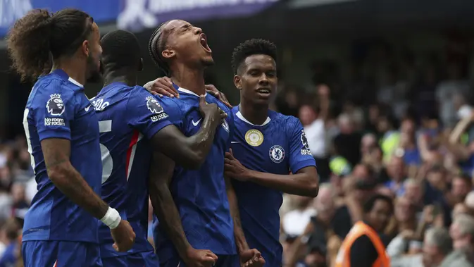 Skuad Chelsea merayakan gol Joao Pedro ke gawang Fulham di pekan ketiga Premier League 2025/2026 di Stamford Bridge, Sabtu (30/08/2025) malam WIB. (AP Photo/Ian Walton)