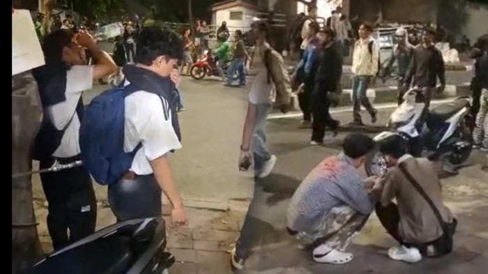 PEDIH GAS AIR MATA - Massa dipukul mundur polisi menggunakan gas air mata dari arah Simpang Slipi sampai ke Jalan Palmerah, Kamis (27/8/2026). Massa sampai sibuk membasuh wajah mereka karena pedih gas air mata.