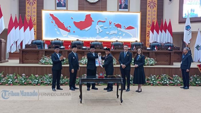 SERAHKAN - Ketua DPRD Sulut, Fransiscus Silangen didampingi wakil ketua menyerahkan nota kesepahaman KUA PPAS 2027 kepada Gubernur Yulius Selvanus didampingi Wagub J. Victor Mailangkay dalam paripurna, Jumat (14/8/2026). DPRD Sulawesi Utara menetapkan Kebijakan Umum Anggaran Plafon Prioritas Anggaran Sementara (KUA PPAS) tahun anggaran 2027.
