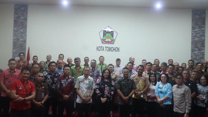 RAKOR - Pemerintah Kota (Pemkot) Tomohon menggelar Rapat Koordinasi Penanganan Potensi Bencana Karhutla dan Kekeringan di Kota Tomohon Tahun 2026, Kamis (27/8/2026) pagi. Rakor berlangsung di Command Center Pemerintah Kota Tomohon dan dipimpin Wakil Wali Kota Tomohon Sendy G. A. Rumajar.