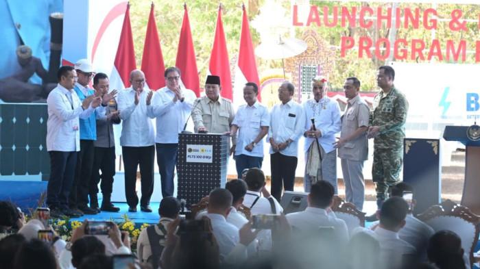 PERESMIAN PLTS - Presiden Republik Indonesia, Prabowo Subianto (tengah) secara simbolis melakukan penekanan tombol dalam Launching & Groundbreaking Program PLTS 100 GWp di Gilimanuk, Bali, Selasa (25/8/2026). Keterangan foto: Menteri ESDM, Bahlil Lahadalia (kelima dari kanan), Menteri Koordinator Bidang Perekonomian, Airlangga Hartarto (kelima dari kiri), Menteri Investasi dan Hilirisasi/Kepala BKPM, Rosan Perkasa Roeslani (keempat dari kiri), Kepala Kepolisian Negara Republik Indonesia,Listyo Sigit Prabowo (ketiga dari kiri), Direktur Utama PLN, Darmawan Prasodjo (kedua dari kiri), Direktur Utama Pertamina, Simon Aloysius Mantiri (kiri), Gubernur Bali, I Wayan Koster (keempat dari kanan), Ketua Majelis Desa Adat Provinsi Bali, Ida Panglingsir Agung Putra Sukahet (ketiga dari kanan), Menteri Sekretaris Negara, Prasetyo Hadi (kedua dari kanan), dan Wakil Panglima TNI, Tandyo Budi Revita (kanan).