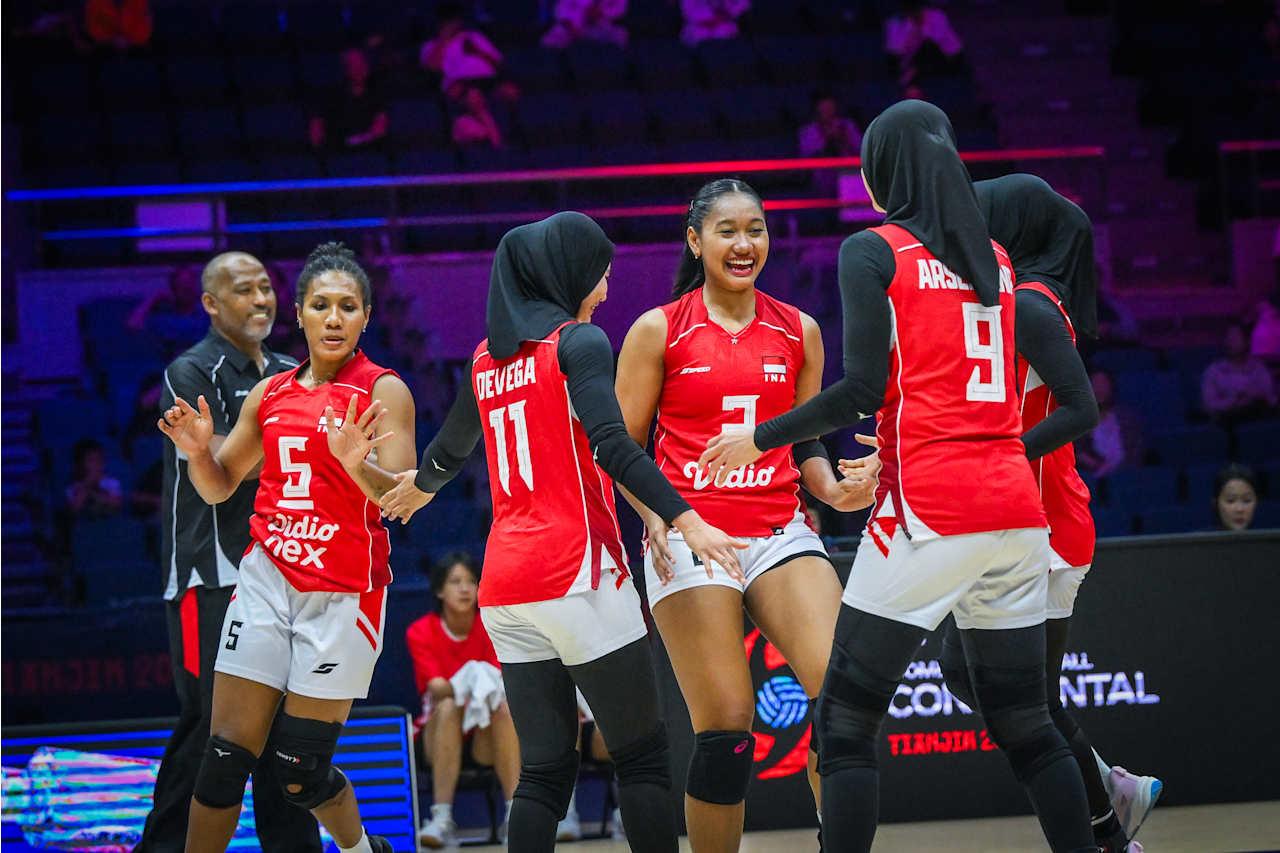 BERSELEBRASI - Para pemain Timnas Voli Putri Indonesia berselebrasi seusai mencetak poin saat melawan Kazakhstan pada Pool B AVC Continental Championship 2026 di Tianjin Olympic Center Gymnasium, China, Sabtu (22/8/2026).