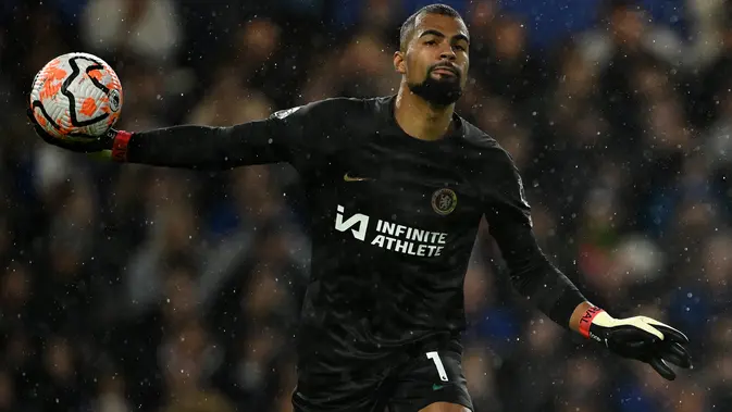 Kiper Chelsea, Robert Sanchez, melakukan kesalahan pada menit ke-77 sehingga berhasil dimaksimalkan Arsenal dengan mencetak gol pertama. (AFP/