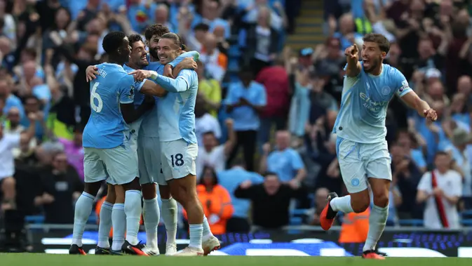 Bek Manchester City asal Kroasia, Josko Gvardiol, merayakan gol bersama rekan setimnya setelah tinjauan VAR mengesahkan golnya pada laga Premier League melawan Bournemouth di Stadion Etihad, Manchester, 23 Agustus 2026. (Darren Staples/AFP)