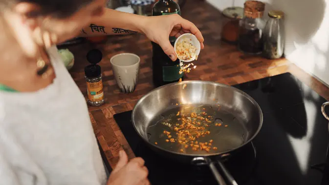 Ilustrasi memasak nasi goreng Hong Kong. (Photo by Conscious Design on Unsplash)