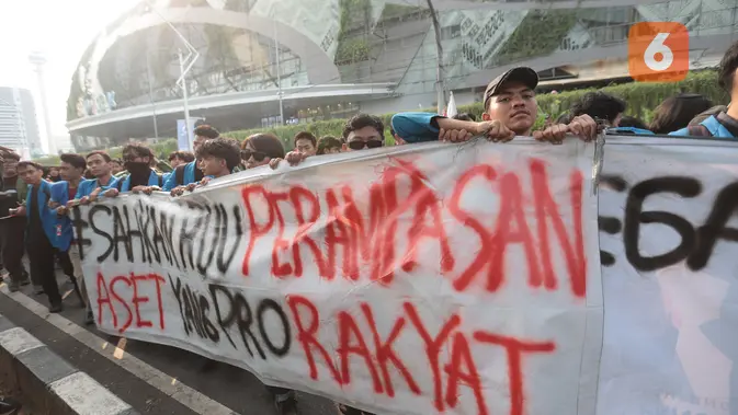 Sejumlah aliansi mahasiswa dari berbagai elemen bergerak menuju gedung DPR di Jakarta, Kamis (27/8/2026). Massa aksi semakin bertambah banyak pada sore hari untuk menyampaikan aspirasi dan tuntutan mereka. (KLY/Budy Santoso)