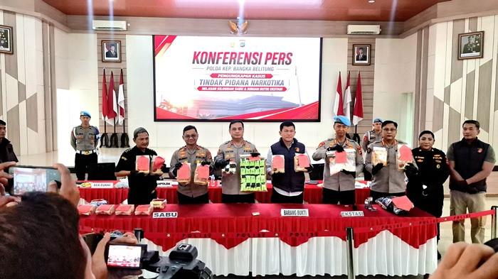 Kapolda Bangka Belitung Irjen Pol Viktor T Sihombing saat memimpin konferensi pers ungkap kasus narkotika, Kamis (27/8/2026)