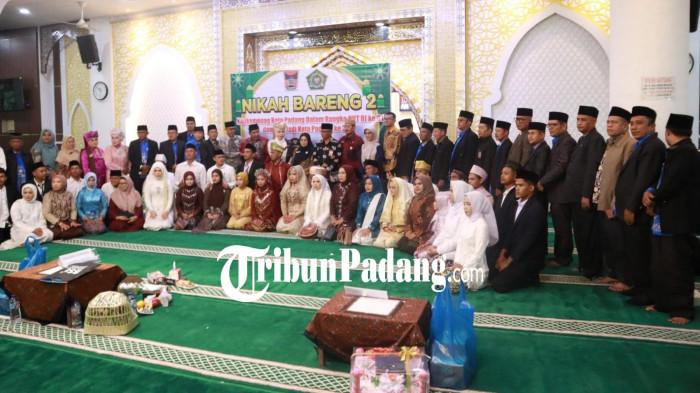 NIKAH BARENG 2- Para peserta Nikah Bareng 2 berfoto bersama di Masjid Nurul Iman, Kota Padang, Kamis (27/8/2026). Para peserta secara terbuka meminta Pemerintah Kota Padang bersama Kementerian Agama (Kemenag) Kota Padang agar terus melanjutkan program nikah gratis ini pada tahun-tahun mendatang.