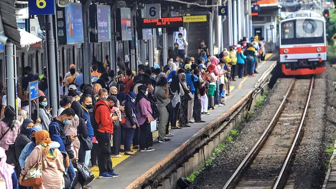 Kereta rel listrik (KRL) tiba di Stasiun Tanah Abang, Jakarta, Rabu (17/1/2023). Sementara itu, total volume pengguna pada weekend sebanyak 3.087.153 orang atau rata-rata sebanyak 617.431 orang. (Liputan6.com/Angga Yuniar)