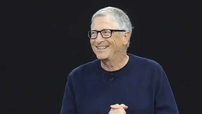 Bill Gates, salah satu pendiri Microsoft dan mantan CEO, berbicara dalam acara peringatan 50 tahun Microsoft di kantor pusat Microsoft pada 4 April 2025 di Redmond, Washington, Amerika Serikat. (Dok. AP/Jason Redmond)