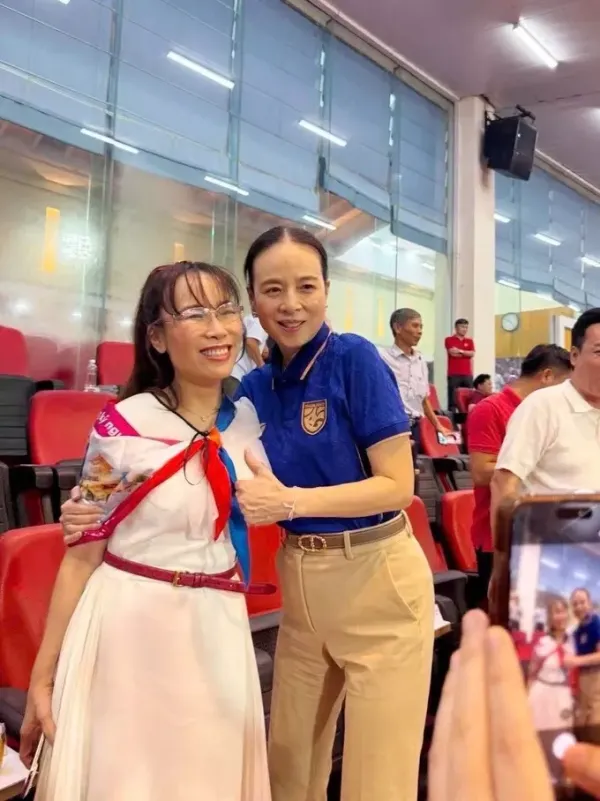 Madam Pang takes a photo with billionaire Nguyen Thi Phuong Thao