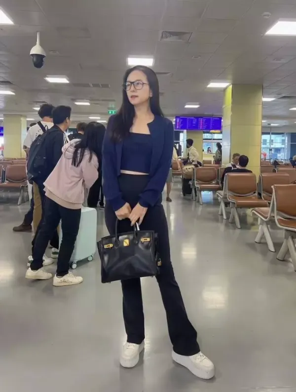 Madam Pang shines bright in the stands at My Dinh stadium despite minimalist style  - 2
