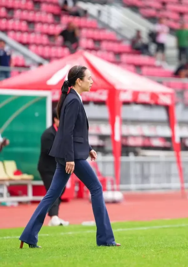 Madam Pang shines bright in the stands at My Dinh stadium despite minimalist style  - 3