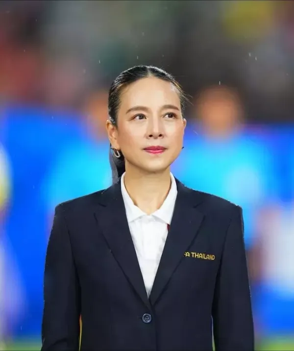 Madam Pang shines bright in the stands at My Dinh stadium despite minimalist style  - 4