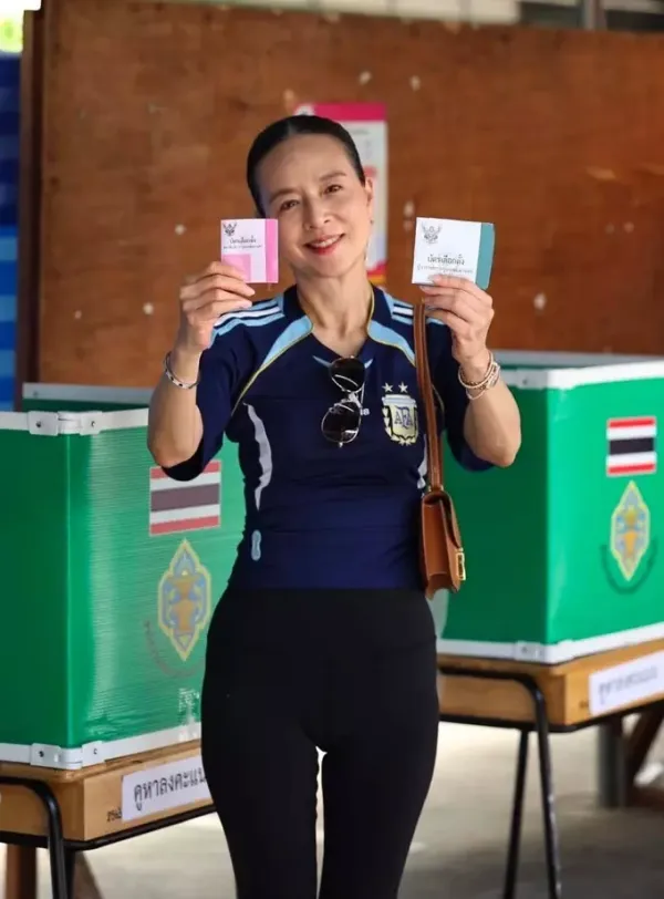 Madam Pang shines bright in the stands at My Dinh stadium despite minimalist style  - 6
