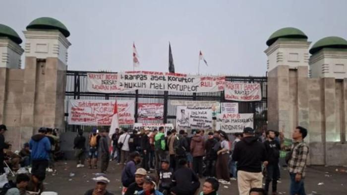 DEMO - Massa demonstrasi 27 Agustus telah mulai berkunpul di area sekitar depan Gedung DPR RI, Jalan Gatot Subroto, Jakarta Pusat pada Kamis (27/8/2026).