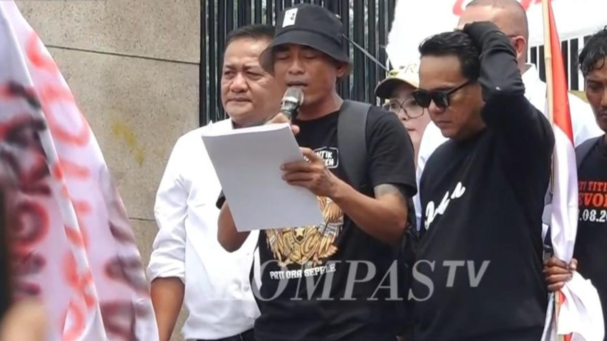 DEMO DPR - Koordinator Aliansi Masyarakat Pati Bersatu (AMPB) Supriyono alias Botok membacakan surat komitmen pimpinan DPR RI terkait penyelesaian Rancangan Undang-Undang (RUU) Perampasan Aset, Kamis (27/8/2026).