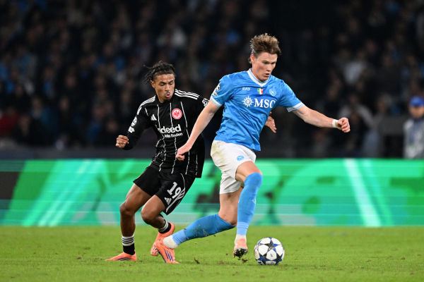 NAPLES, ITALY - NOVEMBER 04: Scott McTominay of SSC Napoli battles for possession with Jean-Matteo Bahoya of Eintracht Frankfurt during the UEFA Champions League 2025/26 League Phase MD4 match between SSC Napoli and Eintracht Frankfurt at Stadio Diego Armando Maradona on November 04, 2025 in Naples, Italy. (Photo by Francesco Pecoraro/Getty Images)