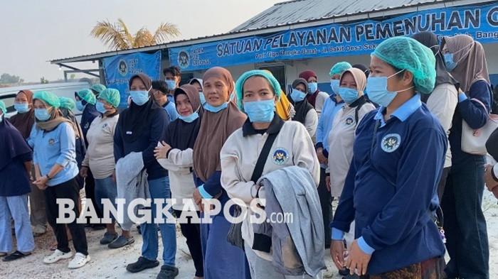 SPPG BERHENTI SEMENTARA — Relawan SPPG Sekar Biru 2, Parittiga, Bangka Barat saat berkumpul di halaman dapur MBG mempertanyakan soal kabar suspen tiba-tiba, Kamis (27/8/2026). 