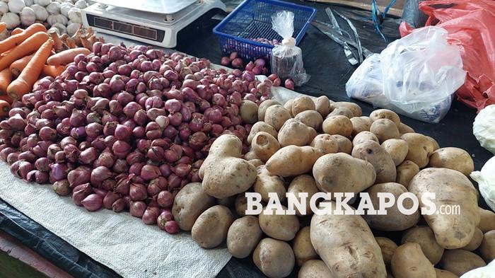 BAWANG MERAH -- Komoditas bawang merah yang dijual di Pasar Terminal Toboali, Jumat (28/8/2026). Pemkab Bangka Selatan kini mulai mengembangkan komoditas bawang merah sebagai upaya memenuhi kebutuhan pangan lokal.