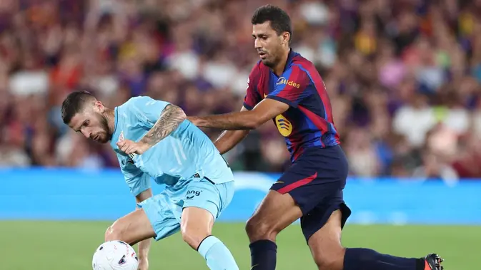 Rodri menjalani debut bersama Barcelona saat menghadapi Athletic Club di Camp Nou, Jumat (28/8/2026) dini hari WIB. (Josep LAGO / AFP)