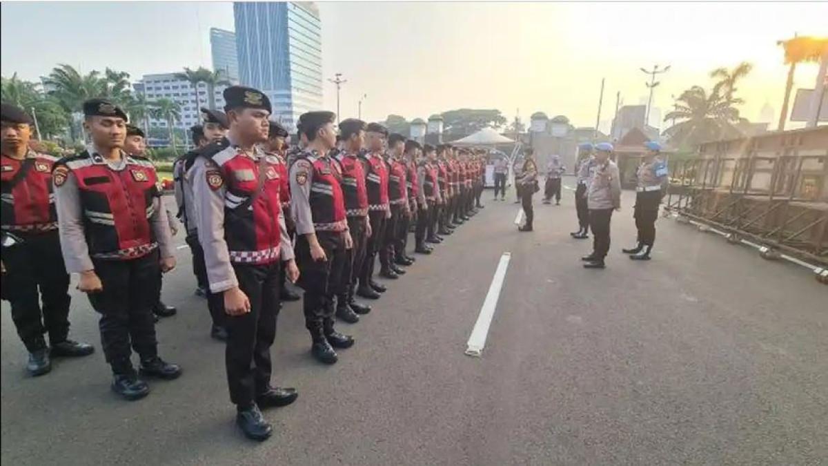 AKSI DEMO - Direktorat Lalu Lintas Polda Metro Jaya melakukan pengaturan arus lalu lintas di sekitar Gedung DPR RI pada Kamis (27/8/2026) pagi. Foto aparat keamanan melakukan apel untuk mengawal dan mengamankan aksi unjuk rasa di komplek gedung MPR/DPR, Jakarta, Kamis (27/8/2026)