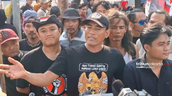 DEMO - Botok bersama massa dari AMPB berdemonstrasi di depan Gedung DPR/MPR pada Kamis (27/8/2026). Menjelang aksi, polisi menangkap sejumlah perusuh yang mencoba menyusup demo tersebut.