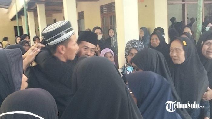 DUKA -  Isak tangis Jamin, ayah almarhum Heru Santoso, saat melihat jenazah anaknya tiba di rumah duka di Dusun Sembung, Kelurahan Gayamdompo, Kecamatan/Kabupaten Karanganyar pecah saat jenazah tiba di rumah duka, Jum'at (28/8/2026) siang. Jenazah Heru tiba di rumah duka sekitar pukul 11.13 WIB.