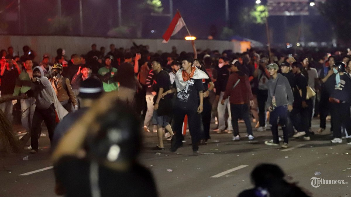 BENTROKAN - Massa aksi demonstrasi bersitegang dengan aparat kepolisian di depan Gedung DPR, Senayan, Jakarta, Kamis (27/8/2026). Demonstrasi di depan Gedung DPR berakhir ricuh dan dipukul mundur oleh aparat kepolisian. TRIBUNNEWS/IRWAN RISMAWAN