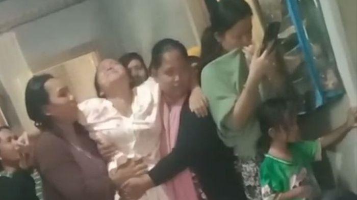 TANGIS HISTERIS - Suasana rumah duka Andre yang berada di Desa Mekar Jaya, Kecamatan Jirak Jaya, Kabupaten Muba. Keluarga korban histeris saat jasad Andre tiba untuk disemayamkan.