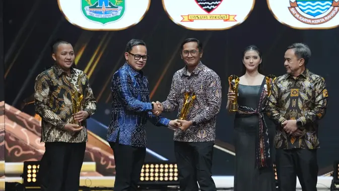 Wamendagri Bima Arya Sugiarto menyerahkan penghargaan.(Puspen Kemendagri)