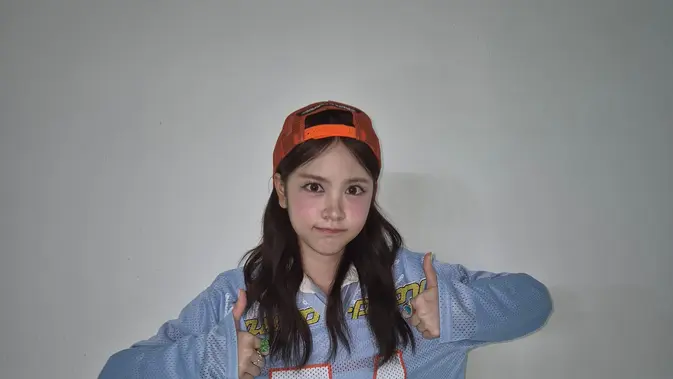 Meski terkesan sporty, namun style Carmen Hearts2Hearts satu ini tetap menunjukkan sisi youthful yang fun. (Foto/Dok: Weverse)