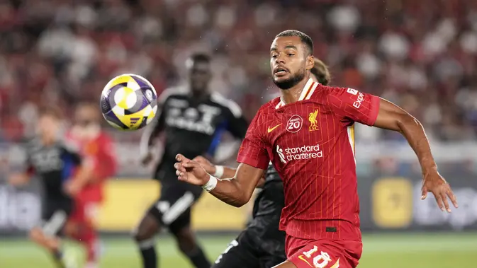 Aksi Cody Gakpo dalam laga pramusim Yokohama F. Marinos vs Liverpool, Rabu (30/7/2025). (AP Photo/Eugene Hoshiko)