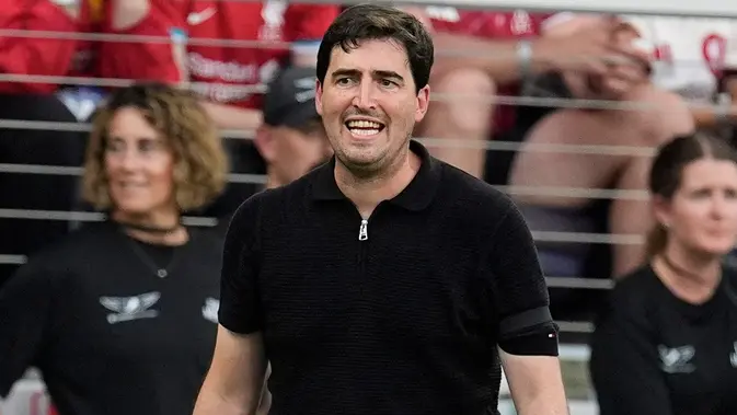 Pelatih Liverpool Andoni Iraola berteriak kepada para pemainnya pada babak kedua laga persahabatan pramusim antara Liverpool vs Sunderland di Nashville, Tenn., Sabtu, 25 Juli 2026. (AP Photo/George Walker IV)