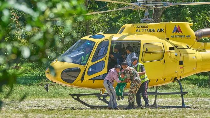 Para penyintas yang diselamatkan dari banjir bandang dibawa ke tempat yang lebih aman di distrik Nuwakot, Nepal, Kamis, 27 Agustus 2026. (Foto AP/Niranjan Shrestha)