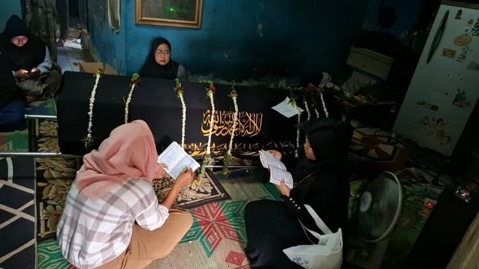 KORBAN DEMO 27 AGUSTUS- Jenazah Bambang Setiyawan (59) di rumah duka di kawasan Bendungan Hilir, Tanah Abang, Jakarta Pusat, Jumat (28/8/2026). Korban disebut sang istri sempat pamit melihat aksi pendemo di sekitar kiosnya di Pejompongan. (Foto: Yolanda Putri Dewanti)