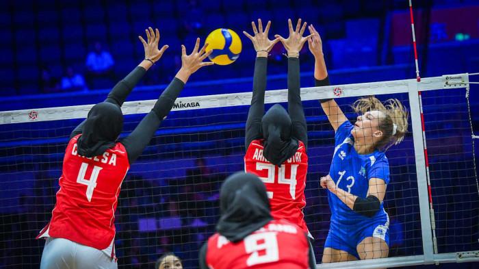 BLOK - Dua pemain Indonesia Chelsa Berliana Nurtomo (kiri) dan Arsela Nuari Purnama (kanan) melakukan blok terhadap spike pemain Kazakhstan pada pertandingan Pool B AVC Continental Championship 2026 di Tianjin Olympic Center Gymnasium, China, Sabtu (22/8/2026).