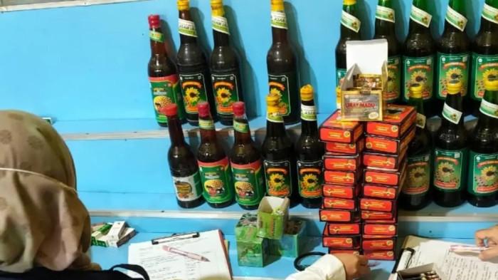 Personel Satpol PP Bantul sedang melakukan pengawasan dan razia jamu dengan kandungan bahan berbahaya di sebuah tempat penjual jamu di Trimurti, Kapanewon Srandakan, Rabu (26/8/2026).