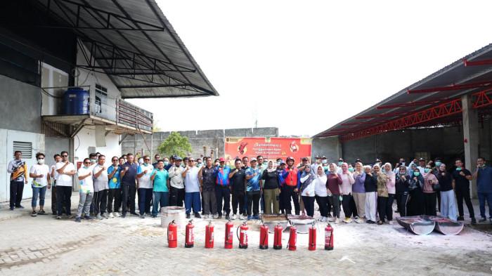 Pegawai PLN UIW Bangka Belitung mengikuti kegiatan refreshment penggunaan APAR, APAT, dan hydrant sebagai upaya meningkatkan kesiapsiagaan menghadapi potensi keadaan darurat.