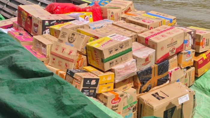 DISTRIBUSI BARANG - Ilustrasi distribusi barang ke wilayah hulu Mahakam menggunakan Longboat. (TRIBUNKALTIM.CO//DESY FILANA)