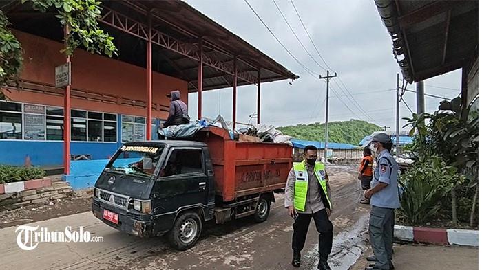 ANGKUT SAMPAH - Sejumlah armada pengangkut sampah saat mengantri di TPA Putri Cempo, belum lama ini. Bak armada pengangkut sampah wajib disekat untuk memisahkan sampah organik.