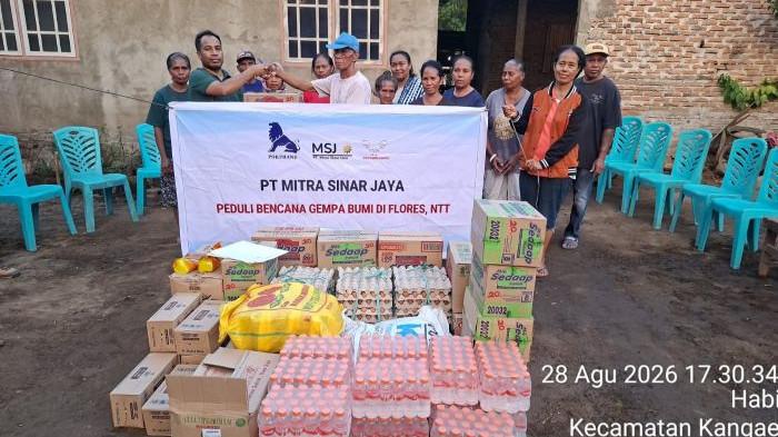 FOTO BERSAMA – Foto bersama usai penyaluran bantuan dari PT Mitra Sinar Jaya (MSJ) Maumere kepada warga di terdampak gempa Flores di RT 10/RW 04 di Lokaria, Desa Habi, Kecamatan Kangae, Kabupaten Sikka, NTT, Jumat (28/8/2026).