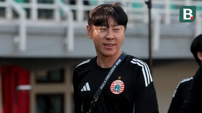 Pelatih Persija Jakarta, Shin Tae-yong, tersenyum usai timnya mengalahkan PSMS Medan 4-1 pada laga terakhir Grup B Piala Presiden 2026 di Stadion Gelora Bung Tomo, Surabaya, Sabtu (1/8/2026). Kemenangan tersebut menjaga peluang Macan Kemayoran melaju ke semifinal, yang akhirnya dipastikan setelah Persebaya Surabaya menaklukkan Port FC 2-1 pada laga penutup Grup B. Persija selanjutnya akan menghadapi rival klasiknya, Persib Bandung, pada babak semifinal di Stadion Kapten I Wayan Dipta, Gianyar, Bali. (Bola.com/Wahyu Pratama)
