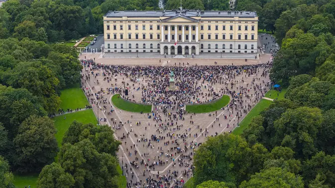 Warga memadati Palace Square di Oslo, tempat lilin dan bunga diletakkan setelah pengumuman wafatnya Raja Harald V di Oslo, Norwegia, Jumat, 28 Agustus 2026. (AFP/ NTB/ Cornelius Poppe)