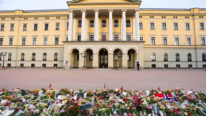 Bunga, lilin, dan bendera Norwegia terhampar di alun-alun Istana Kerajaan saat warga berkumpul untuk memberikan penghormatan kepada Raja Harald V dari Norwegia yang wafat di Oslo, Norwegia, Jumat, 28 Agustus 2026.  (AFP/ NTB/ Lise Aserud)