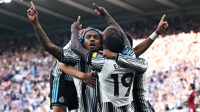 SELEBRASI - Pemain Newcastle United, Joe Willock dan rekan satu timnya merayakan gol bersama dalam pertandingan melawan Liverpool pada pekan perdana Liga Inggris, di St. James Park, Minggu (23/8/2026) malam WIB. Newcastle berhasil menang tipis 2-1.