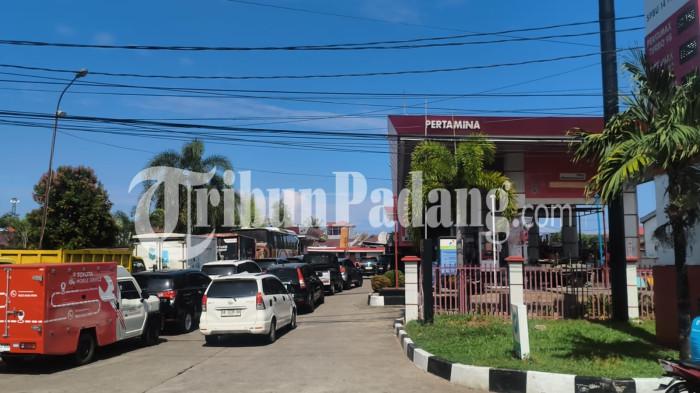 ANTREAN BBM Biosolar- Penampakan antrean panjang kendaraan saat mengisi BBM Biosolar di SPBU Khatib Sulaiman, Kecamatan Padang Utara, Kota Padang, Rabu (8/7/2026). Pengendara, Riza sebut sudah mengantre selama 1,5 jam.