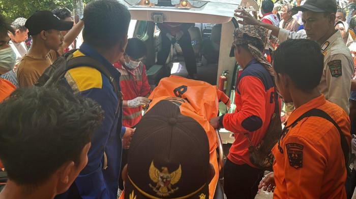 EVAKUASI ORANG HANYUT- Sejumlah petugas SAR gabungan saat mengevakuasi jasad Zahra yang sebelumnya dilaporkan hanyut saay berenang di Sungai Batang Nareh, Korong Lembak Pasang, Nagari Pilubang, Kecamatan Sungai Limau, Kabupaten Padang Pariaman, Sumatera Barat (Sumbar), Jumat (28/8/2026). Jasad Zahra ditemukan sekira pukul 11.48 WIB di sekitar 400 meter dari jarak awal dilaporkan hilang.